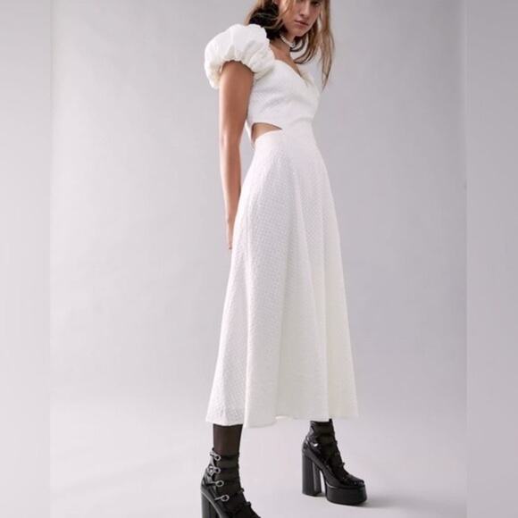 Elliatt Dresses & Skirts - NWT Elliatt ivory sequined Marlberry Suffage Puff Sleeve side cut out Midi Dress